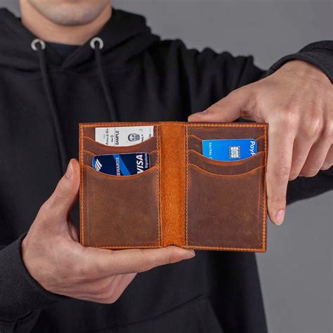 compact wallets for men.